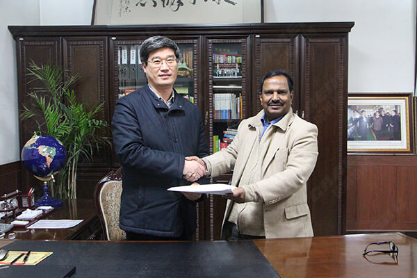 新鄉(xiāng)長城機(jī)械與巴基斯坦客戶合作現(xiàn)場(chǎng)