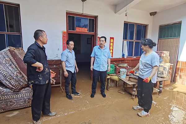 新鄉(xiāng)長(zhǎng)城派代表慰問(wèn)受災(zāi)的員工 新鄉(xiāng)長(zhǎng)城派代表慰問(wèn)受災(zāi)的員工