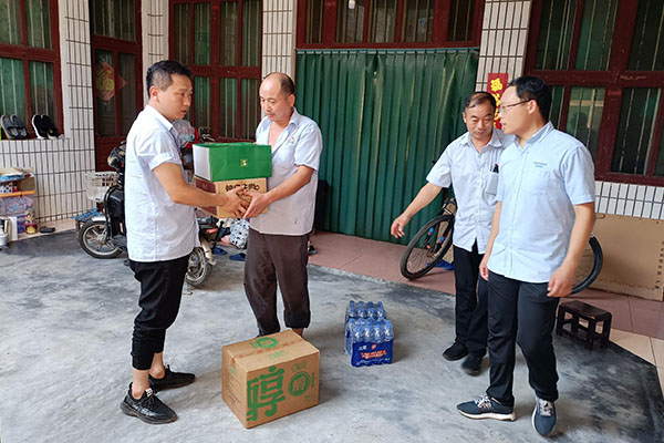 新鄉(xiāng)長(zhǎng)城派代表慰問(wèn)受災(zāi)的員工 新鄉(xiāng)長(zhǎng)城派代表慰問(wèn)受災(zāi)的員工