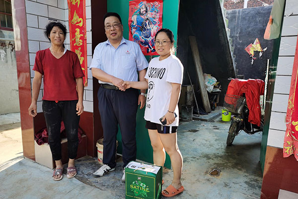 新鄉(xiāng)長(zhǎng)城派代表慰問(wèn)受災(zāi)的員工 新鄉(xiāng)長(zhǎng)城派代表慰問(wèn)受災(zāi)的員工