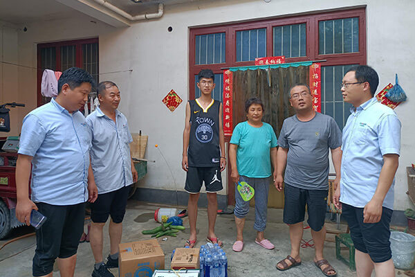 新鄉(xiāng)長(zhǎng)城給受災(zāi)員工送物資