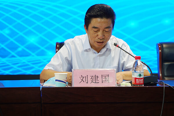 市教育體育局局長劉建國宣讀第四屆長城教育基金獎勵名單