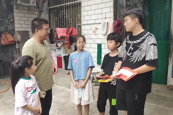 新鄉(xiāng)長(zhǎng)城集團(tuán)愛心家庭攜手輝縣義工“愛心助學(xué)，點(diǎn)亮希望”