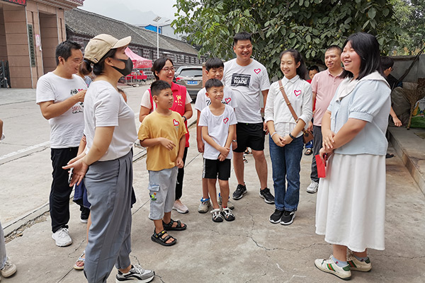 新鄉(xiāng)長(zhǎng)城集團(tuán)愛心家庭攜手輝縣義工“愛心助學(xué)，點(diǎn)亮希望”