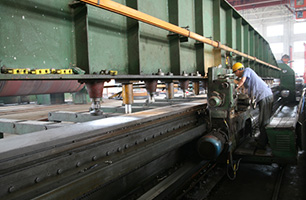 自制長(zhǎng)16m刨邊機(jī)